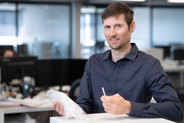 Kwaliteitsengineer van Hubert De Backer nv met een kunststofproduct in de hand.