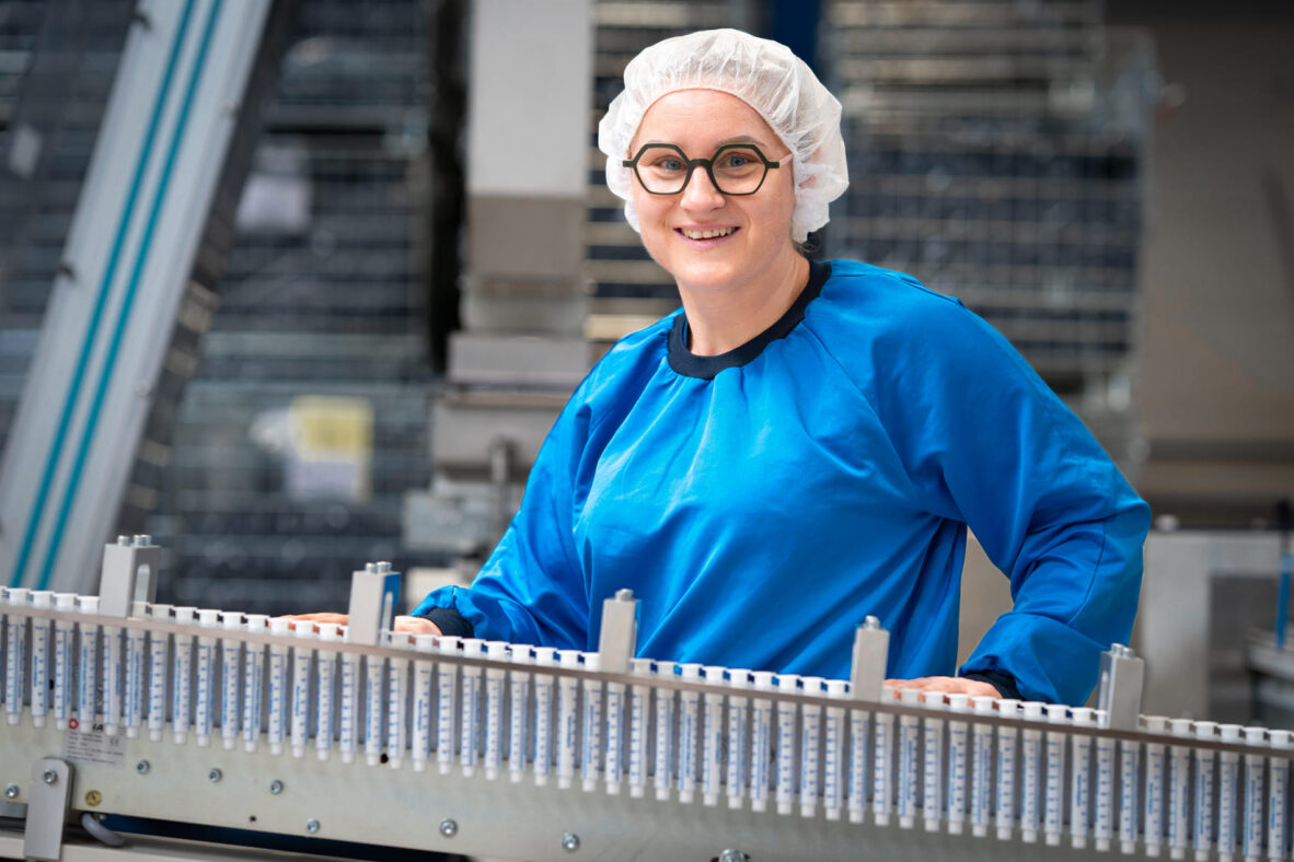 Medewerker van HDB aan het werk in een hoogtechnologische productieomgeving voor kunststofproducten.