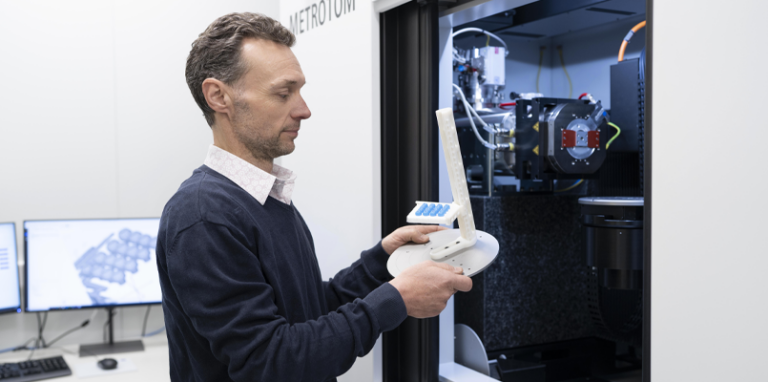 De meetlabo-medewerker van HDB bedient de CT-scanner.