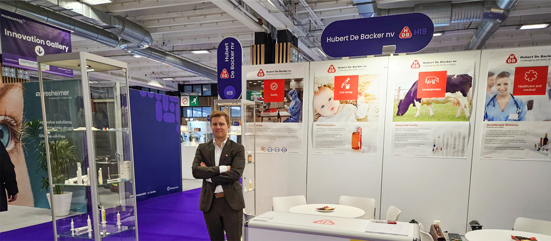 Accountmanager van HDB op de beursstand van Pharmapack in Parijs.